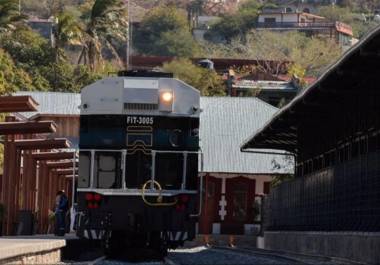 Al declararse desierta la licitación, el Tren Interoceánico tiene la facultad de emitir una segunda convocatoria o entregar en adjudicación directa el contrato de seguro para pasajeros.