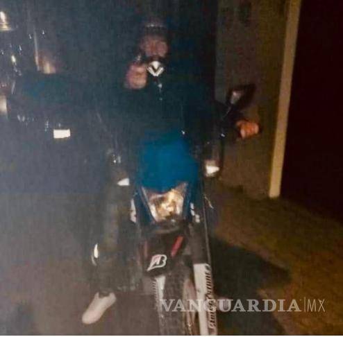 $!Ana Paula enfrentó a los ladrones y les reclamó el robo de la motocicleta, esto mientras tomaba una foto con su celular en el momento preciso que el delincuente jaló del gatillo.