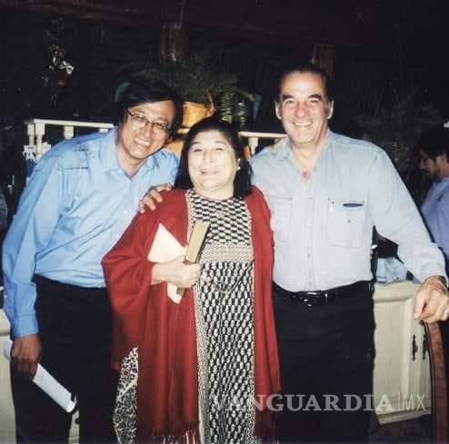 $!Gabino Palomares al lado de Mercedes Sosa y Óscar Chávez.