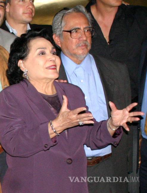 $!17 de febrero de 2005.Carmen Salinas al final de la conferencia de prensa del espectaculo Aventurera en el Tropicoso. Cuartoscuro/Eunice Adorno