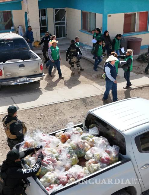 $!El alcalde Elías Portillo supervisa las labores de reparación de equipos eléctricos y el reparto de apoyos y despensas.