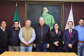 Los visitantes (izquierda) se mostraron interesados en el proyecto saltillense Nueva Estrategia de Transporte (NET).