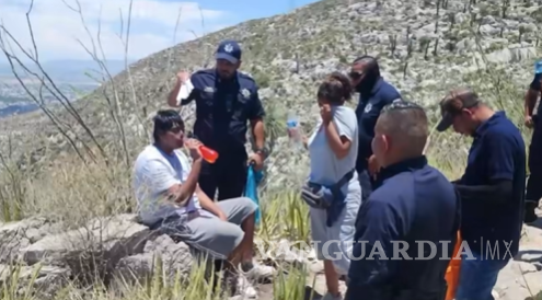 $!Los agentes proporcionaron líquidos y apoyo médico al joven rescatado, hasta lograr que se estabilizara.
