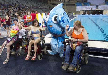 En la imagen participantes en el acto central de la campaña “Mójate por la esclerosis múltiple” con la mascota del Mundial de Natación celebrado en España en 2013.