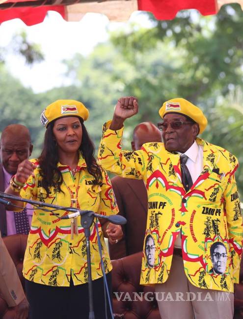 $!Mugabe se prepara para dimitir y busca salida para su esposa: News24