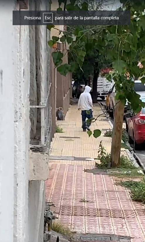 $!Al verse sorprendido el hombre sospechoso decide retirarse.