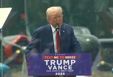 El candidato presidencial Donald Trump realizó primer mitin al aire libre con cristal antibala, en Carolina del Norte, tras intento de magnicidio el pasado 13 de julio en Pennsylvania.