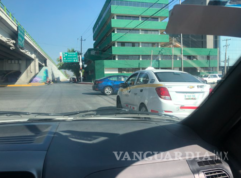 $!Ciudadanos denuncian a conductores que brincan las boyas en las calles.