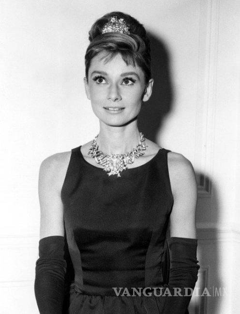 $!Audrey Hepburn lució la enorme piedra amarilla en las fotos publicitarias de su famosa película de 1961 llamada “Breakfast at Tiffany’s”.
