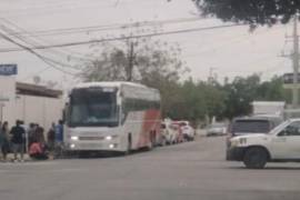 Camionetas y autobuses de transporte foráneo bloquean calles de la colonia Guadalupe sin regulación oficial.
