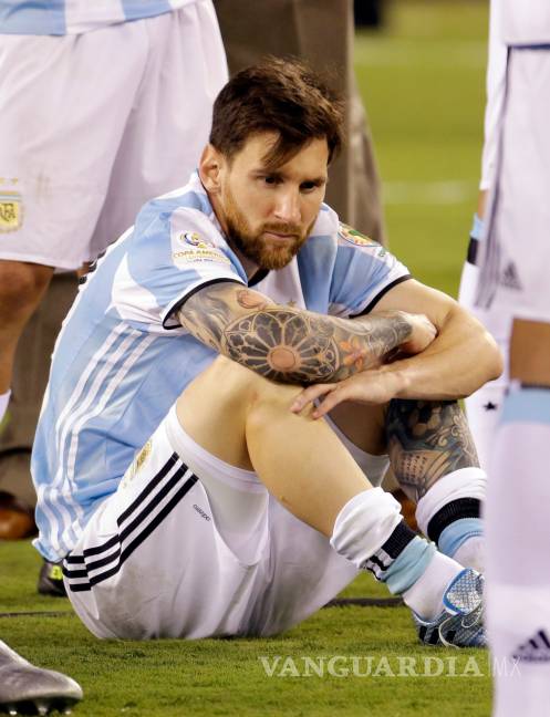 'Turco' Mohamed consuela a Messi tras la derrota de Argentina (video)