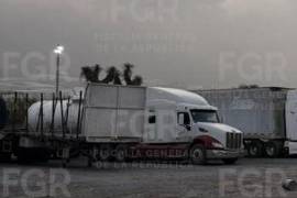 La FGR aseguró 184 mil litros de hidrocarburo, vehículos y un túnel conectado a una toma clandestina en Santa Catarina, Nuevo León.