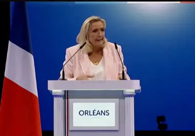 Marine Le Pen, líder de derecha lanza su candidatura presidencial en Orléans.