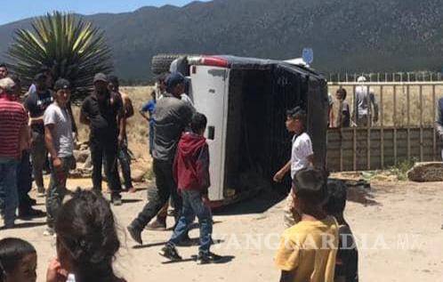 $!Conductor se salva de ser aplastado por su propia unidad luego de volcar en Huachichil, Coahuila