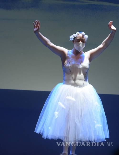 $!Una de las jóvenes de la compañía Danza Down Elías Lafuente, en una actuación. EFE/Óscar Gallardo