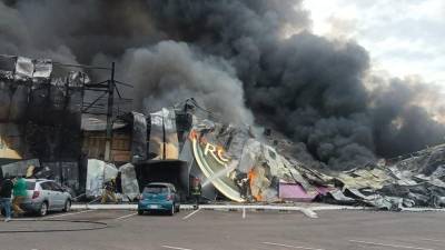 Un voraz incendio dentro de una plaza comercial ocasionó el desplome de las instalaciones de un negocio de esparcimiento y del Casino Royal Yak en Culiacán, Sinaloa.