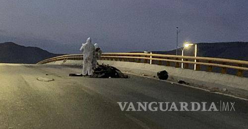 En paso elevado de Torreón, arrastra trailero 100 metros a motociclista y escapa