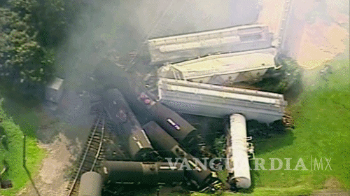 $!Descarrilamiento de 32 vagones de tren provoca incendios en Pennsylvania