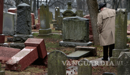 $!Vándalos derriban lápidas en cementerio judío en Missouri