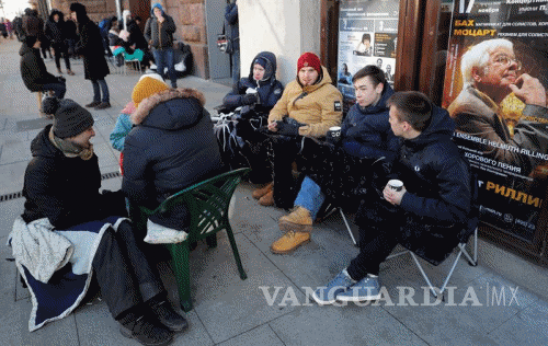 $!Pese al frío, las personas hacen largas colas para comprar el iPhone X en Moscú