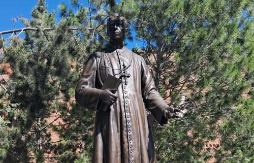 El monumento en el colegio visitado durante la investigación forma parte del recorrido por los espacios de Saltillo vinculados con la historia religiosa