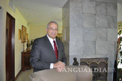 $!El Dr. Achem Karam es recordado en el gremio médico como un “maestro de maestros”, cuya visión y rigor profesional pusieron en alto el nombre de México y de la región lagunera en los centros hospitalarios más importantes de la Unión Americana.