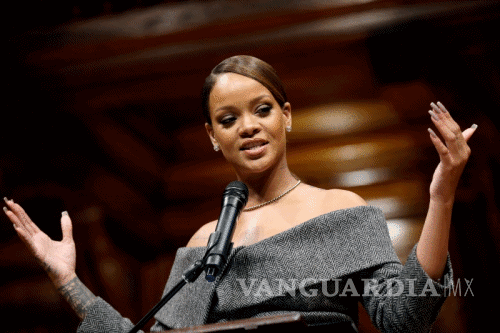 $!&quot;No tienes que ser rico para ayudar a alguien&quot;. Harvard homenajea a Rihanna por defender los derechos humanos