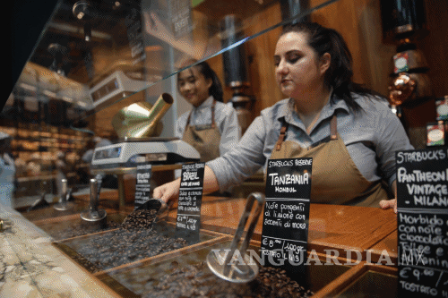 $!Starbucks abre su primera cafetería en Italia, la casa del espresso