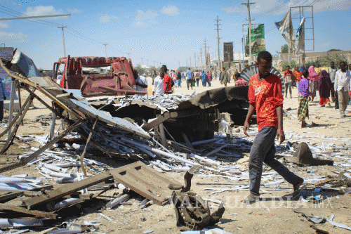 $!En uno de los peores atentados en Mogadiscio, coche bomba deja 92 muertos y 128 heridos