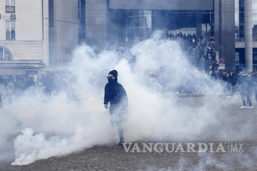 $!Primero de Mayo: Policías y manifestantes se enfrentan en París