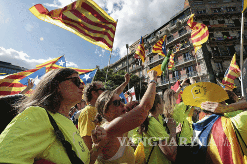 $!Miles de personas se manifiestan en Barcelona por la independencia