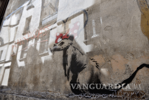 $!Aparecen en París obras sobre migración artibuidas Banksy