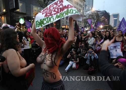 $!'No queremos flores, queremos derechos'; exigen mujeres mexicanas