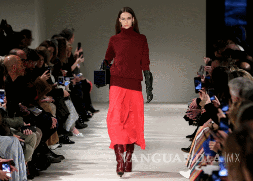 $!Apuesta Victoria Beckham por un otoño con aires británicos masculinos