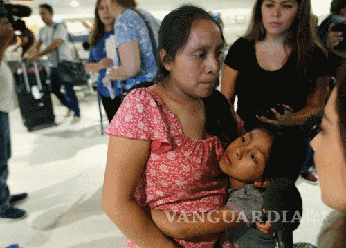 $!Madre e hija separadas en la frontera de EU con México, finalmente se reúnen