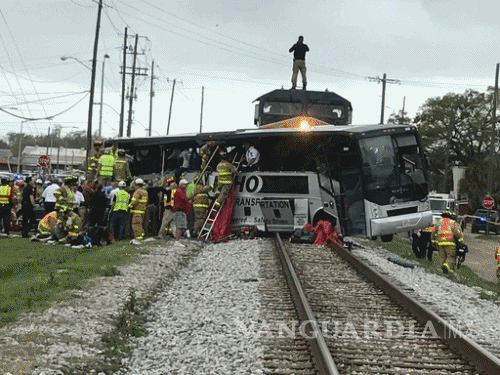 $!Al menos cuatro muertos al colisionar tren y autobús en Mississippi