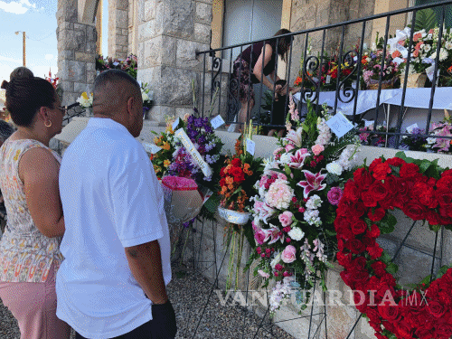 $!Antonio Basco no estuvo solo, cientos lo acompañan en el funeral de su esposa una de víctimas de la masacre en El Paso