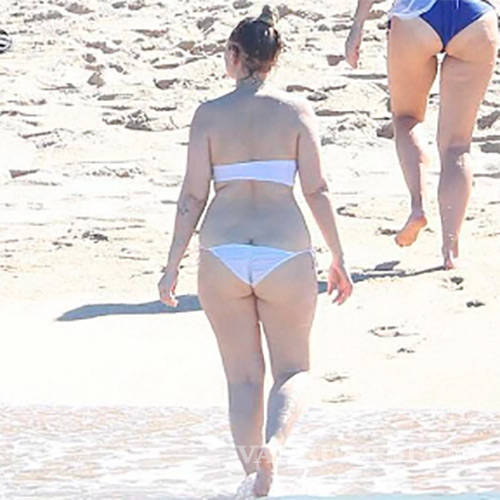 $!Sia se paseó en bikini y sin peluca en playas de México