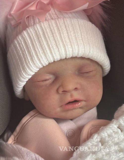 $!Joven escocesa finge embarazo, hace pasar a muñeco como bebé y anuncia su fallecimiento