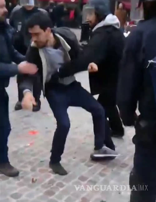 $!Golpea guardaespaldas de Macron a un estudiante en París