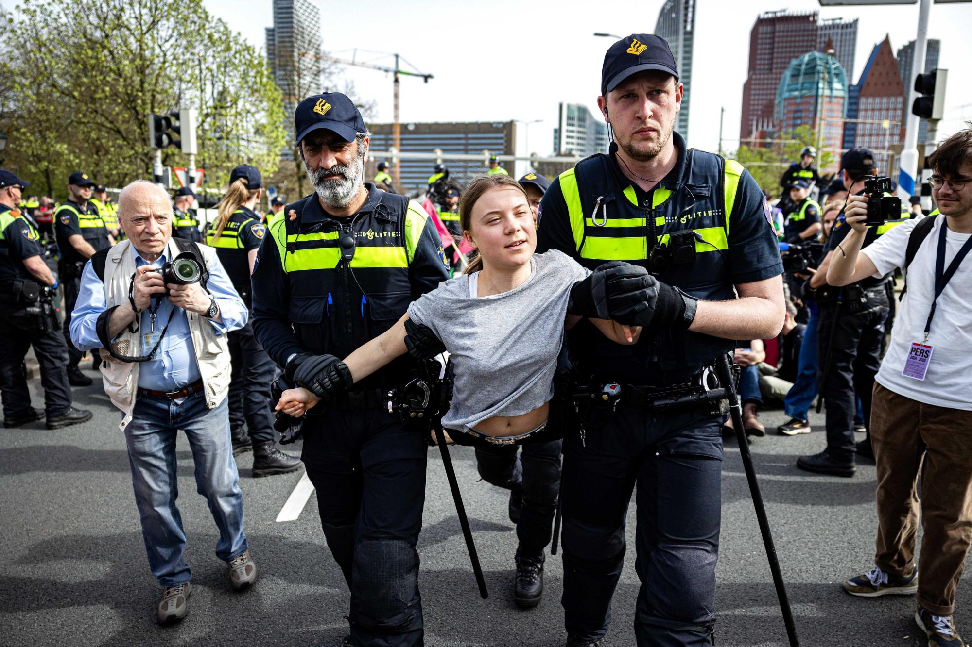 Detienen a Greta Thunberg durante una protesta en Países Bajos. Noticias en tiempo real