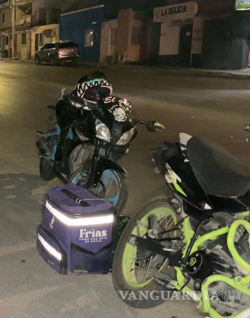 $!El motociclista, quien sufrió dolor en la espalda, decidió esperar en el lugar para llegar a un acuerdo con el conductor de la camioneta.