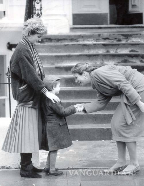 $!Imágenes del primer día de escuela del príncipe George y el de su padre el príncipe William