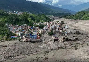 Según informes de los medios locales, la poderosa corriente de agua y escombros arrasó casas, carreteras y negocios en Nepal, mientras que las autoridades tibetanas dijeron temer “un gran número de víctimas” a raíz de la calamidad.