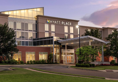 Hyatt Hotels Corporation enfrentará una transición en su liderazgo tras la salida inmediata de Thomas Pritzker de la presidencia del consejo y la dirección ejecutiva.