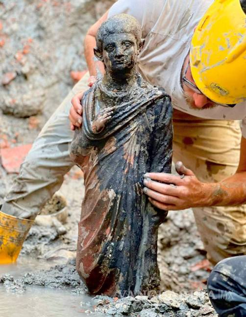 $!Arqueólogos trabajan en el sitio del descubrimiento de dos decenas de estatuas de bronce en San Casciano dei Bagni, en Italia.