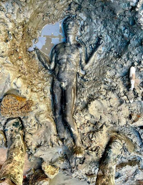 $!Una estatua en el sitio del descubrimiento bien conservadaa de una antigua fuente termal toscana en San Casciano dei Bagni, Italia central