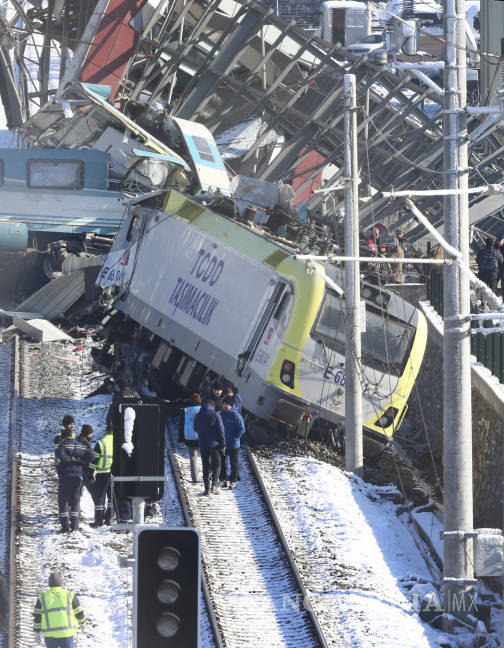 $!Choque entre un tren de alta velocidad con una locomotora deja 9 muertos y 47 heridos en Ankara