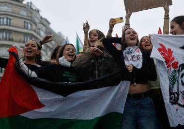 Francia anuncia toques de queda para ‘restablecer el orden’