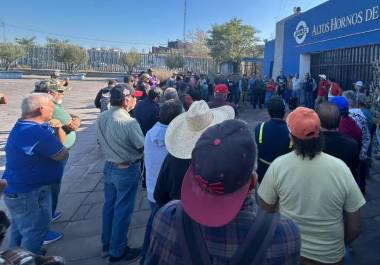 Extrabajadores mantienen bloqueados los accesos de AHMSA y han reiterado que no permitirán la salida de maquinaria mientras no se cubran los finiquitos pendientes.
